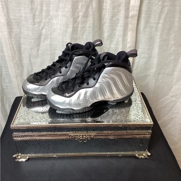 Nike Air Foamposite One Kids Sneakers- Chrome; Size: 12.5C